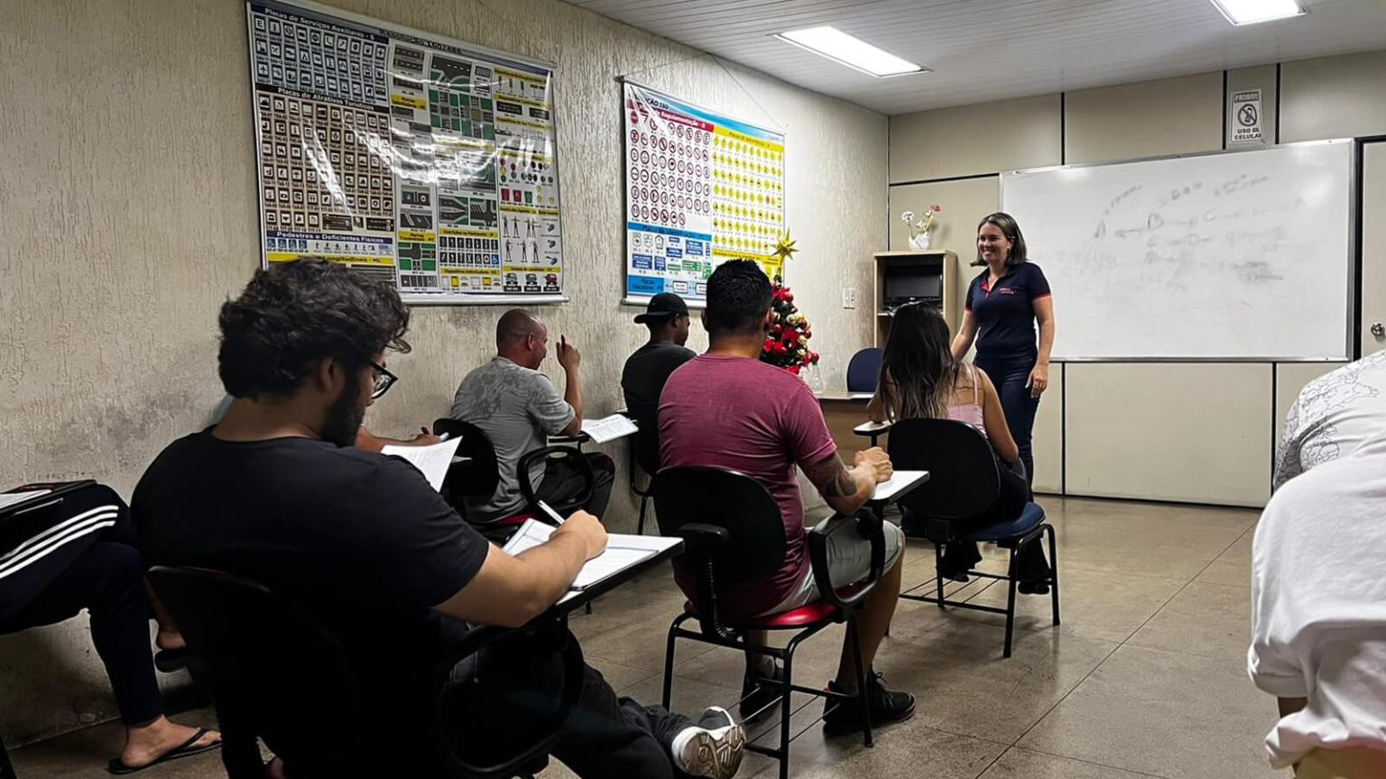 Sala teórica da Autoescola Nova Defensiva